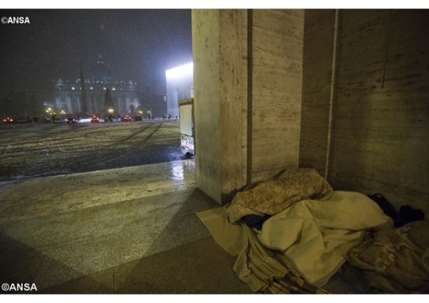 Frio polar castiga moradores de rua que vivem nas cercanias do Vaticano - ANSA
